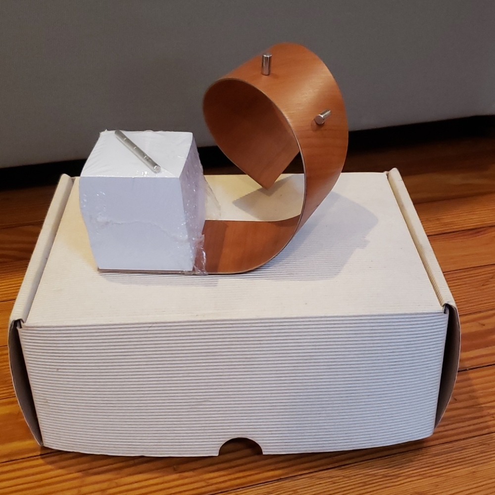 NEW Levenger Note Pad And Magnetic Stand